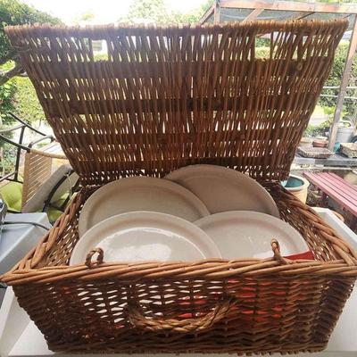 AAT090 - Woven Wicker Picnic Basket with Serving Platters 