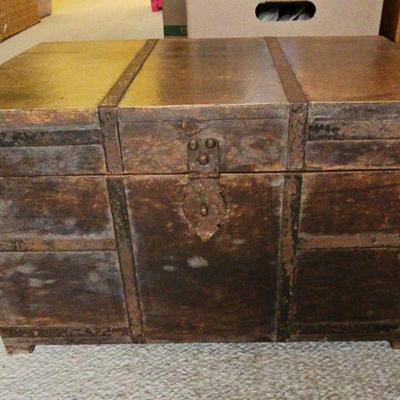 AAT063-Vintage Style Medium Sized Retangular Treasure Chest/Steamer Trunk