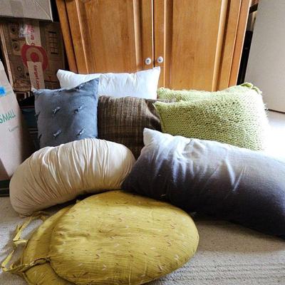 AAT033-Collection Of Delightful Decorative Pillows