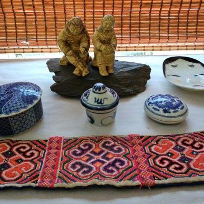 AAT073-Vintage Eskimo Inuit Couple Figurines 