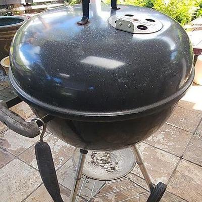 AAT080 - 18" Weber Wheeled Charcoal Grill