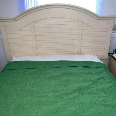 Queen Bed
(matching set)