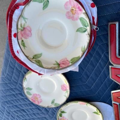 Franciscan Ware rose pattern service for 8 all in excellent condition!
