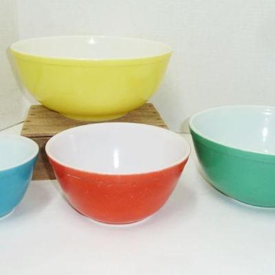 Vintage Pyrex nested bowls