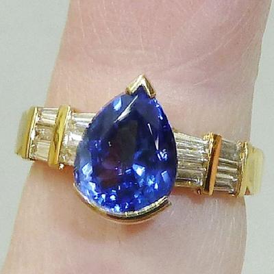 18K Tanzanite Diamond ring