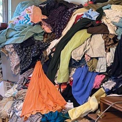 too many piles of vintage clothes .. Bring gloves, a mask and a few reusable bags ... come with time to dig ...