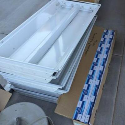 LIGHT W4 NEW BULBS $10 ea