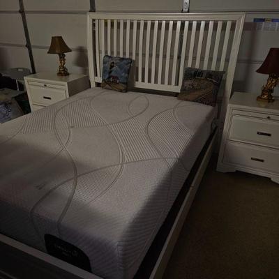 Bedroom Set Queen Tempur-Pedic, Dresser Two Nightstands