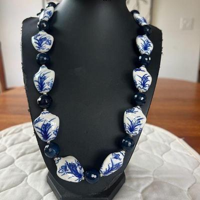 PTH018- Beautiful Vintage Myrna Lee Change Porcelain Necklace