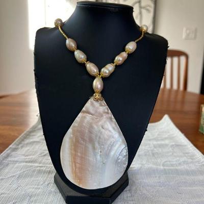 PTH026-Beautiful Myrna Lee Chang Peach Color Freshwater Pearl Necklace Wt Mother Of Pearl Pendant 