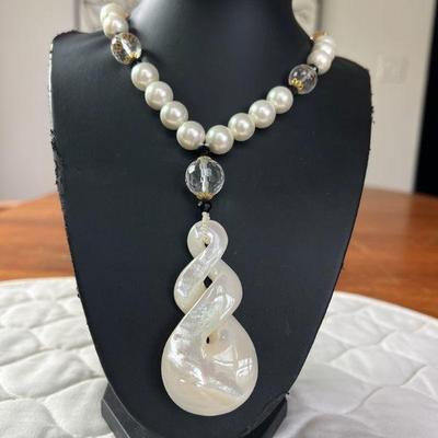 PTH014- Genuine Myrna Lee Chang Shell Pearl Necklace With Mother Of Pearl Infinity Pendant 