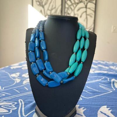 PTH049- Beautiful Myrna Lee Chang Blue Lucite Necklace 
