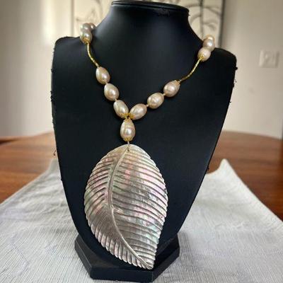 PTH028- Beautiful Myrna Lee Chang Peach Color Fresh Water Pearl Necklace w/ Mother Of Pearl Pendant