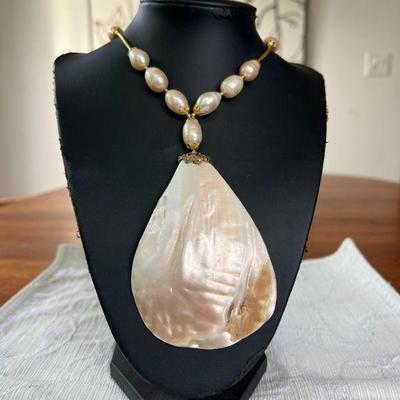 PTH025 Beautiful Myrna Lee Chang Peach Color Freshwater Pearl Necklace With Mother Of Pearl Pendant 