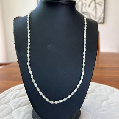 PTH075- Elegant Myrna Lee Chang Mother Of Pearl Necklace 