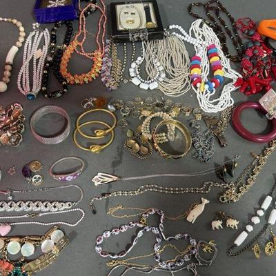 Lot 32 | XXL Costume Jewelry Lot Loads Of Vintage & Retro
