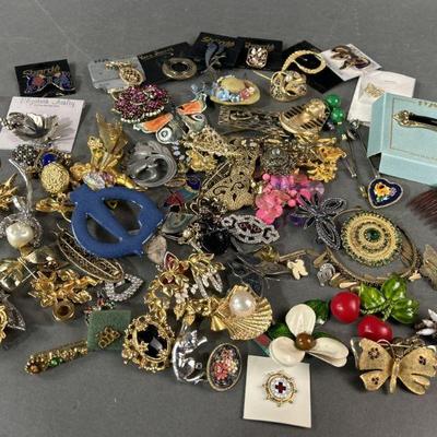 Lot 348 | Vintage Brooches, Lapel Pins & More

