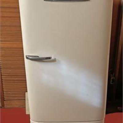 Vintage 1947 - 1952 GE Refrigerator .jpg