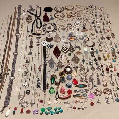 MCS055 Various Mis-Matched &/Or Broken Costume Jewelry For Crafting 
