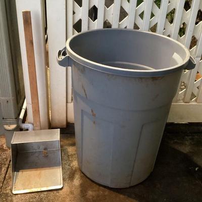 MCS249 Rubbermaid Trash Can & Galvanized Steel Dust Pan