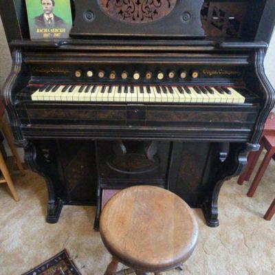 Fo102v musical chicago cottage organ