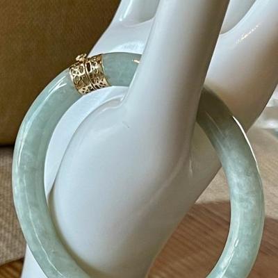 Gorgeous 14K Gold & Jade Hinged Bangle Bracelet W Safety Latch  - Total Weight - 45.73 Grams 