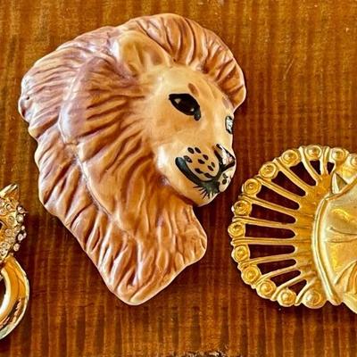 (3) Vintage Pins - Porcelain Hand Made Carol Halmy - MMA Lion Head & Gold Tone Panther Door Knocker Pin