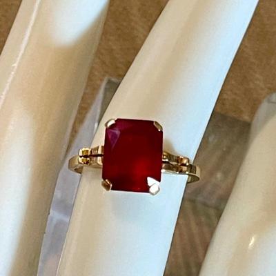 Antique 10K Yellow Gold & Square Red Stone Ring - Size 7 - Total Weight 2.49 Grams 