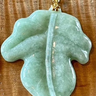 14K 585 Gold & Carved Jade Leaf Pendant - Total Weight 12.84 Grams 