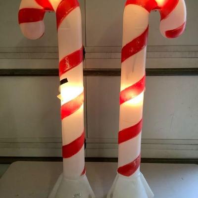 TICA615 Candy Cane Lot 3	This lot includes two outdoor decor candy canes. Tested and works as shown. 
