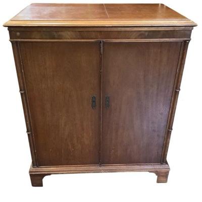 TEWA609 Vintage Magnavox Radio And Phonograph Cabinet	Georgian magnavox vintage phonograph(record) and radio cabinet with additional...