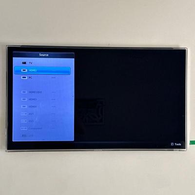 SLIMLINE SAMSUNG TV | 46-inch flat screenTV - h. 24 x w. 41 in

