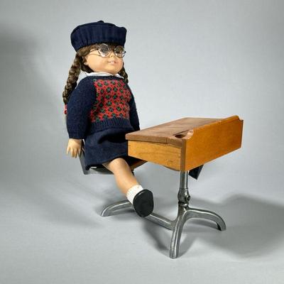 AMERICAN GIRL DOLL | American Girl Doll Molly with school desk and in original outfit with glasses. - h. 20 in (doll)

