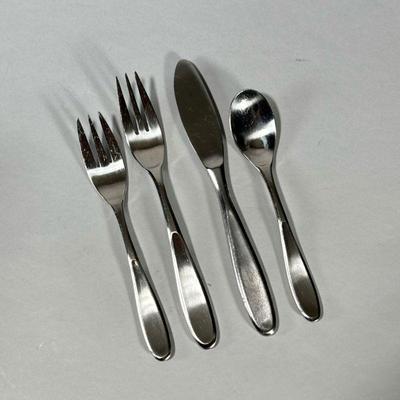 SET BLOOMINGDALE’S FLATWARE | Large lot of mixed stainless-steel flatware from Bloomingdale’s “A main course selection”.

