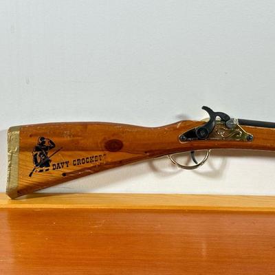 DAVEY CROCKETT CAP GUN | Davey Crockett toy rifle cap gun. - l. 37.5 in


