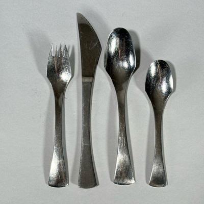 (39pc) DANSK GEORGIAN HOUSE FLATWARE SET | Modern Dansk designed partial flatware set, including: 8 forks, 9 knives, 9 soup spoons, and...