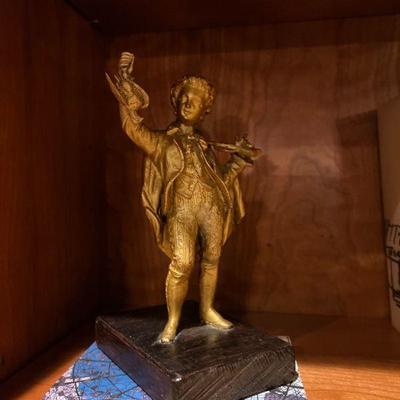 statue