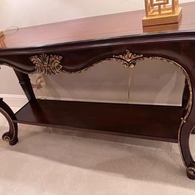 GOLD DETAILOF BUFFET TABLE