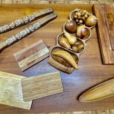 Lot 058-G: Vintage Wood Décor Lot