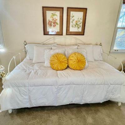 Lot 089-TOY: Daybed & Trundle Vignette