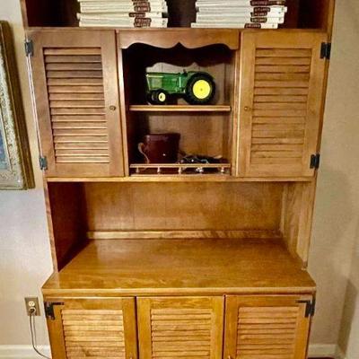 Lot 022-OFF: Ethan Allen Bookcase Vignette #2