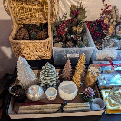 Christmas Tree and pine cone decor