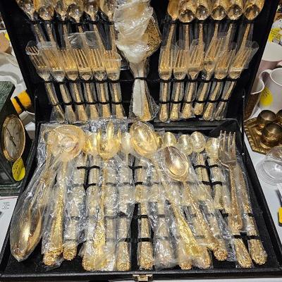 Gold Royalty 12 piece setting and service set