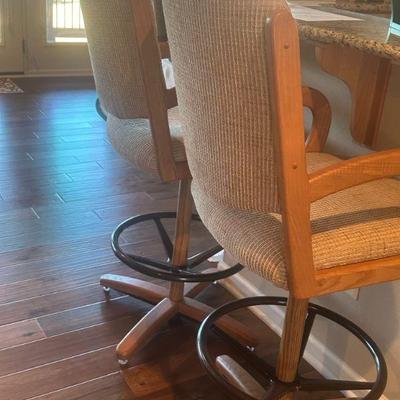 2 bar stools
