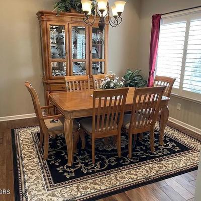 Great dining room set.  Has extra leaf.