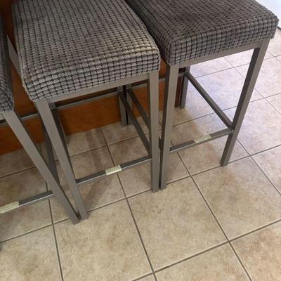 4 very nice bar stools