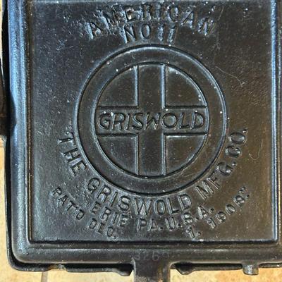 GRISWOLD Vintage cast iron waffle maker