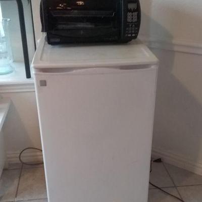 Apartment size refrigerator 