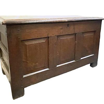 EARLY 18th CENTURY OAK COFFER