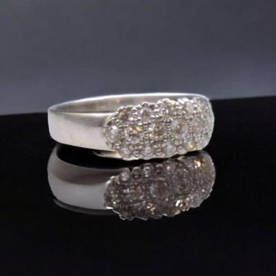 18K WHITE GOLD DIAMOND RING SZ 7.5